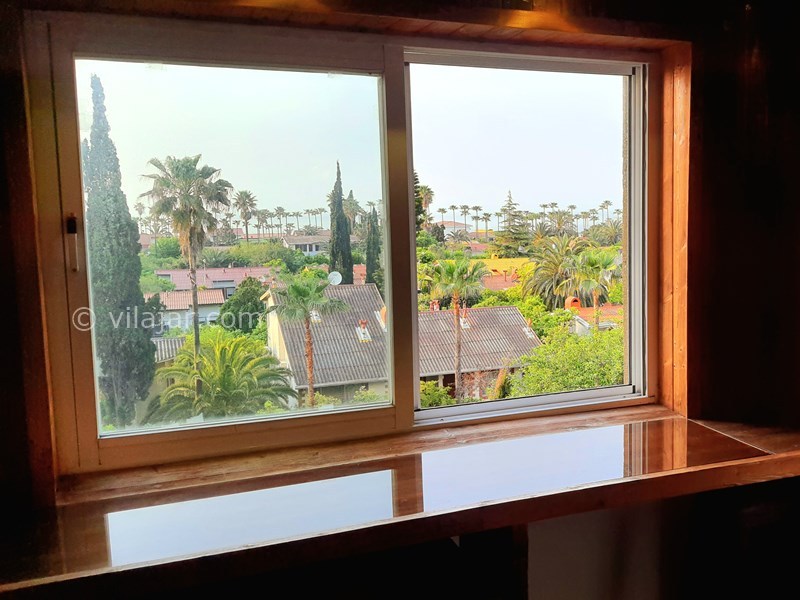 عکس شماره 697638 - اجاره اقامتگاه با ویو دریا محمودآباد - ویو دریا و شهرک از پذیرایی