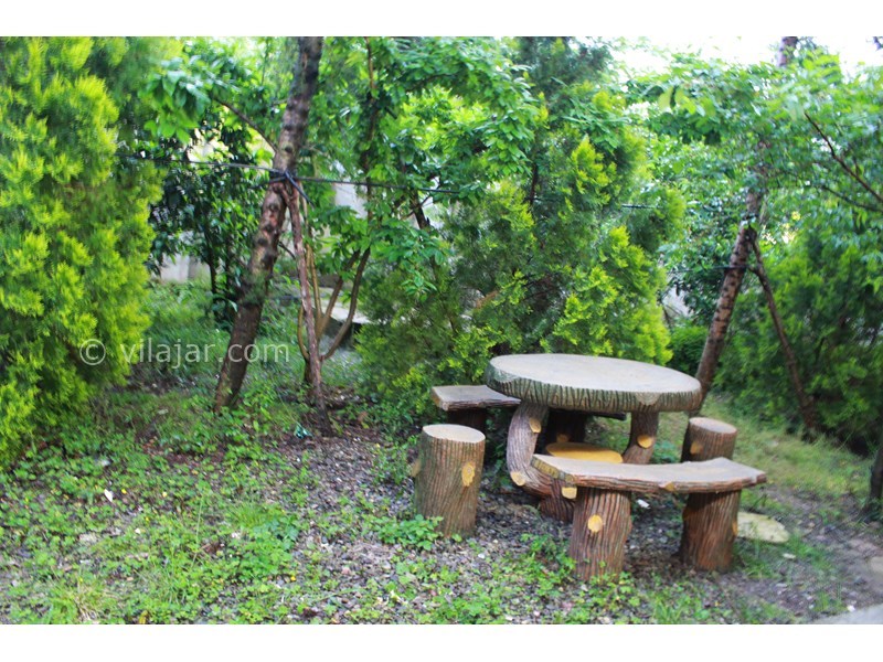 عکس شماره 701118 - اجاره ویلا باغ در ماسال - میز و صنلی جنگلی در باغ 