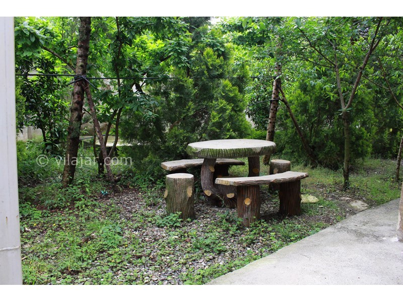 عکس شماره 701125 - اجاره ویلا باغ در ماسال - میز و صندلی جنگلی در باغ 