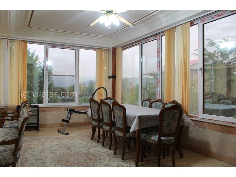 عکس شماره 701132 - اجاره ویلا باغ در ماسال - سالن پذیرایی با منظره باغ و جنگل 