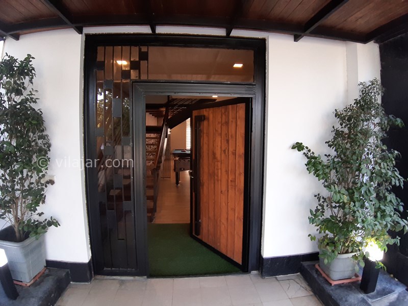 عکس شماره 727828 - رزرو ویلای لوکس استخردار نوشهر - درب ورودی به ویلا از داخل حیاط