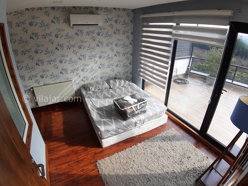 عکس شماره 727832 - رزرو ویلای لوکس استخردار نوشهر - اتاق خواب مستر طبقه سوم با ویوی عالی و دسترسی به بالکن بزرگ