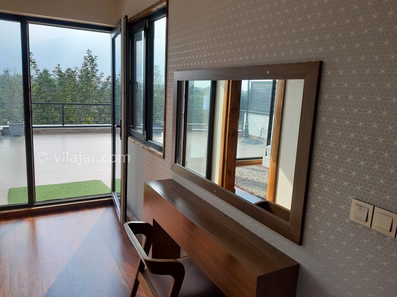 عکس شماره 727833 - رزرو ویلای لوکس استخردار نوشهر - راهروی دسترسی به اتاق مستر و بالکن بزرگ طبقه سوم