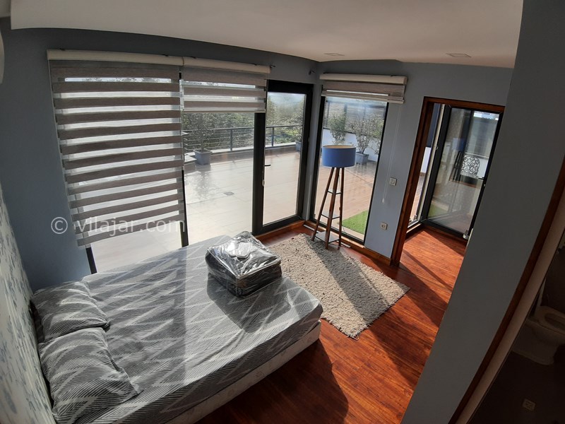 عکس شماره 727836 - رزرو ویلای لوکس استخردار نوشهر - اتاق خواب مستر طبقه سوم با ویوی عالی و دسترسی به بالکن بزرگ