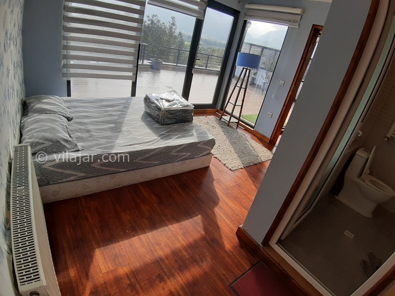 عکس شماره 727837 - رزرو ویلای لوکس استخردار نوشهر - اتاق خواب مستر طبقه سوم با شوفاژ داغ در پائیز و زمستان