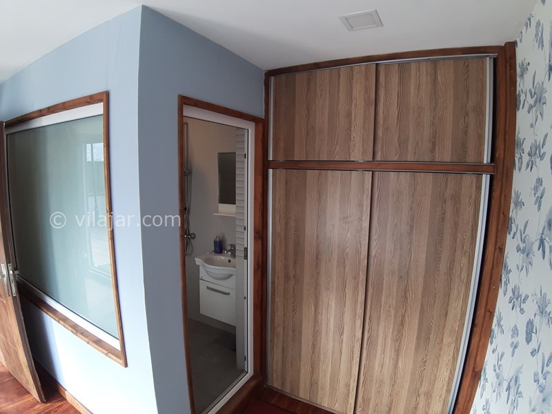 عکس شماره 727838 - رزرو ویلای لوکس استخردار نوشهر - اتاق خواب مستر طبقه سوم - کمد لباس و سرویس بهداشتی فرنگی تمیز و سالم