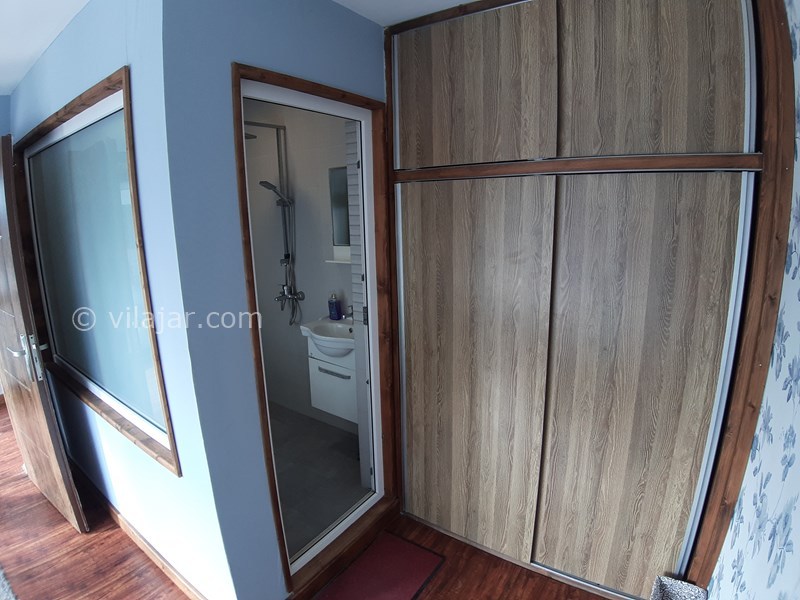 عکس شماره 727839 - رزرو ویلای لوکس استخردار نوشهر - اتاق خواب مستر طبقه سوم - کمد لباس و سرویس بهداشتی فرنگی تمیز و سالم