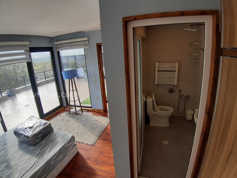 عکس شماره 727840 - رزرو ویلای لوکس استخردار نوشهر - حمام و سرویس بهداشتی فرنگی اتاق مستر طبقه سوم