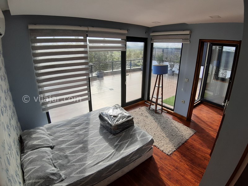 عکس شماره 727841 - رزرو ویلای لوکس استخردار نوشهر - اتاق خواب مستر طبقه سوم با ویوی عالی و دسترسی به بالکن بزرگ