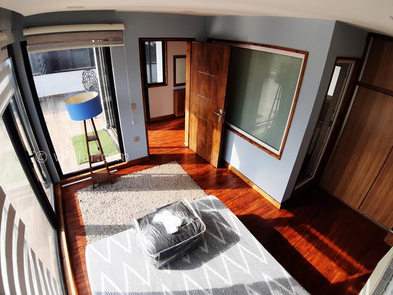 عکس شماره 727842 - رزرو ویلای لوکس استخردار نوشهر - اتاق خواب مستر طبقه سوم با دسترسی به بالکن بزرگ