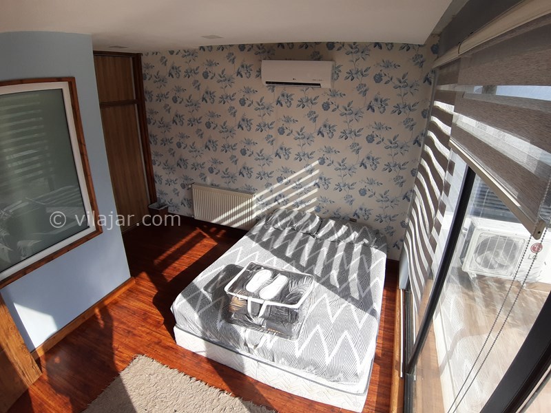 عکس شماره 727845 - رزرو ویلای لوکس استخردار نوشهر - اتاق خواب مستر طبقه سوم با کولر اسپلیت و شوفاژ پکیجی