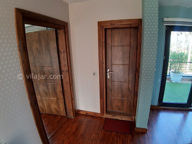 عکس شماره 727849 - رزرو ویلای لوکس استخردار نوشهر - طبقه سوم بخش غربی نمایی از بالکن؛ درب سرویس و درب باز اتاق خواب سه تخته