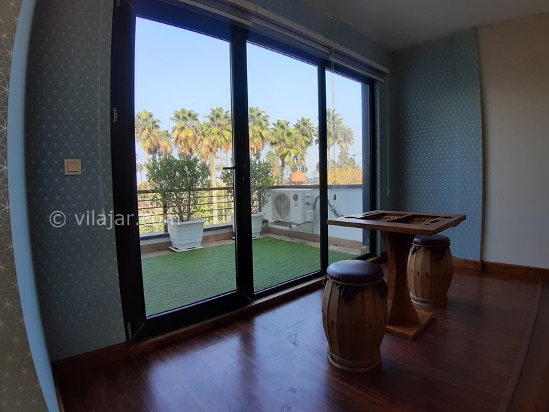 عکس شماره 727851 - رزرو ویلای لوکس استخردار نوشهر - طبقه سوم بخش غربی، بالکن و میز تخته نرد و چمن مصنوعی بالکن