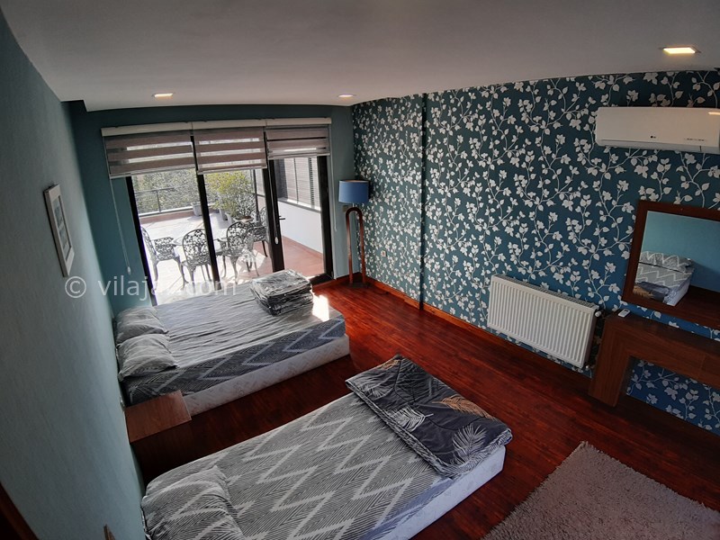 عکس شماره 727852 - رزرو ویلای لوکس استخردار نوشهر - اتاق خواب سه تخته طبقه سوم با دسترسی به بالکن بزرگ