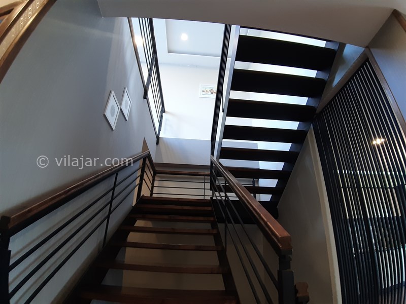 عکس شماره 728034 - رزرو ویلای لوکس استخردار نوشهر - پله های دسترسی طبقه دوم به طبقه سوم