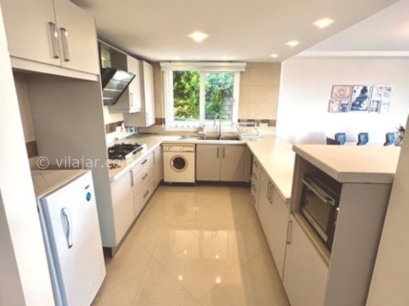 عکس شماره 729181 - اجاره ویلا در رامسر با ویو جنگل - آشپزخانه مبله با تستر و ماشین لباس شویی