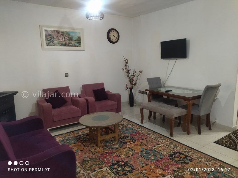 عکس شماره 733017 - اجاره ویلا لب ساحل انزلی - سالن پذیرایی به همراه مبلمان و میز ناهارخوری وتلویزیون ال ای دی