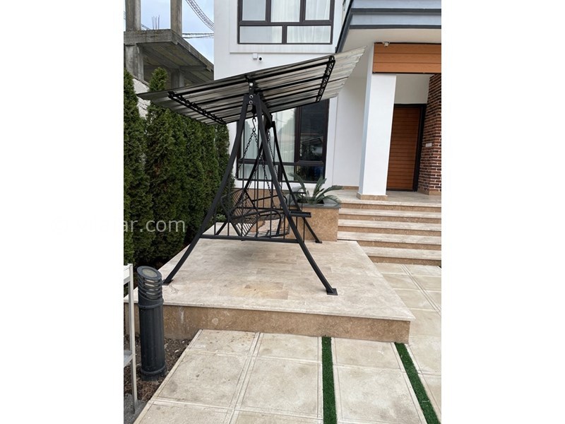 عکس شماره 744757 - اجاره ویلا استخردار در رامسر - تاب سه نفره در حیاط