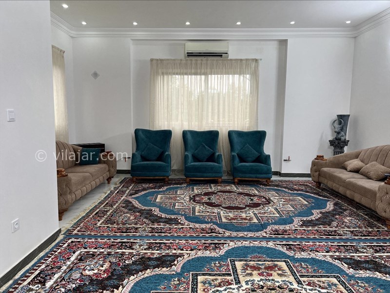 عکس شماره 773356 - اجاره اقامتگاه جنگلی در چمستان - سالن پذیرایی مبله دارای ویو عالی به سمت روستا و چنگل و کوهستان 