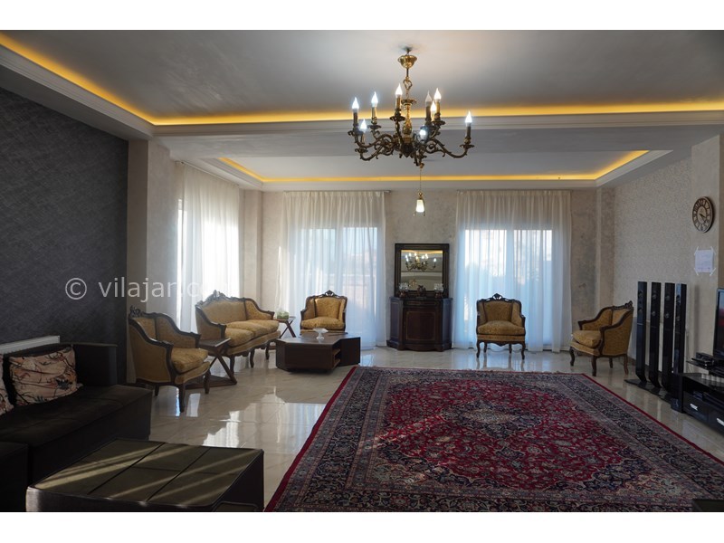 عکس شماره 789301 - اجاره ویلا با استخر و بیلیارد شیرود - سالن طبقه اول بزرگ با دو دست مبل و کاغد دیواری و سیستم صوتی تصویری