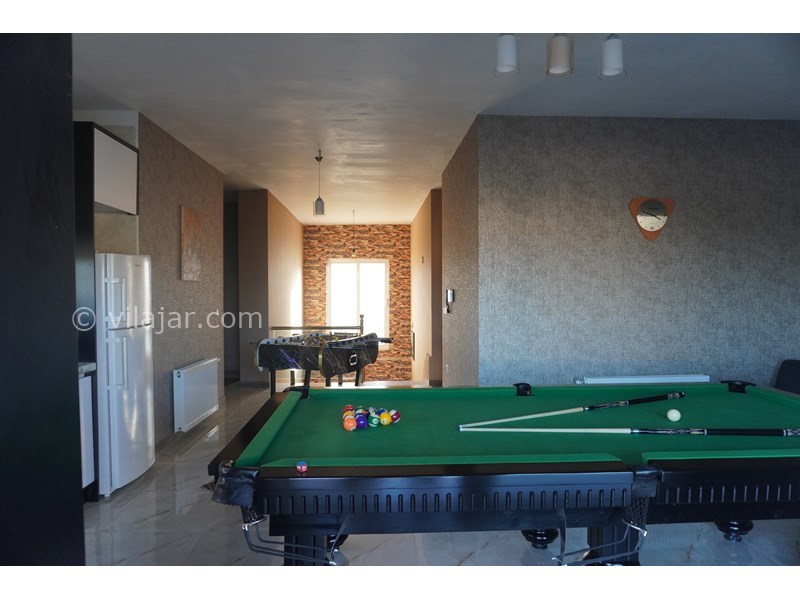 عکس شماره 789310 - اجاره ویلا با استخر و بیلیارد شیرود - سالن طبقه دوم با آشپزخانه و یخچال و امکانات کامل