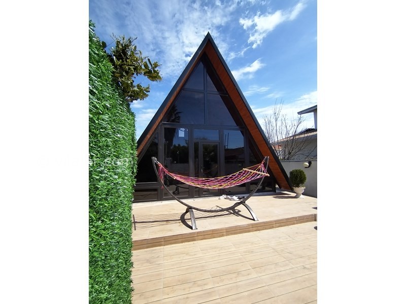 عکس شماره 810134 - اجاره کلبه چوبی سوییسی در بابلسر - نمای ورودی اتاق و تاب ریلکسی 