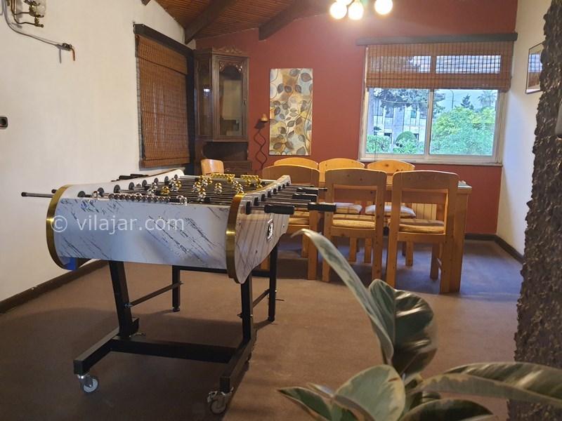 عکس شماره 817222 - اجاره ویلا دهکده ساحلی انزلی - نهارخوری با پنجره ای رو به حیاط زیبا