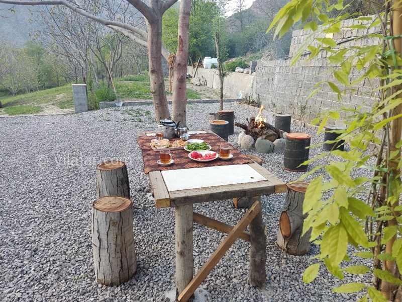 عکس شماره 818161 - اجاره اقامتگاه جنگلی پل سفید - میز و اتشدان