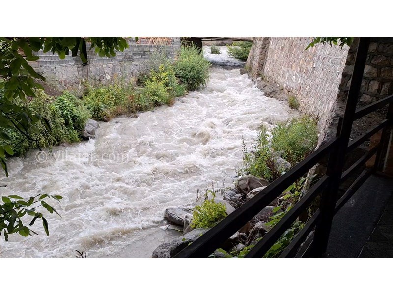 عکس شماره 850542 - اجاره ویلا در کلاردشت کنار رودخانه - رودخانه چسبیده به حیاط 