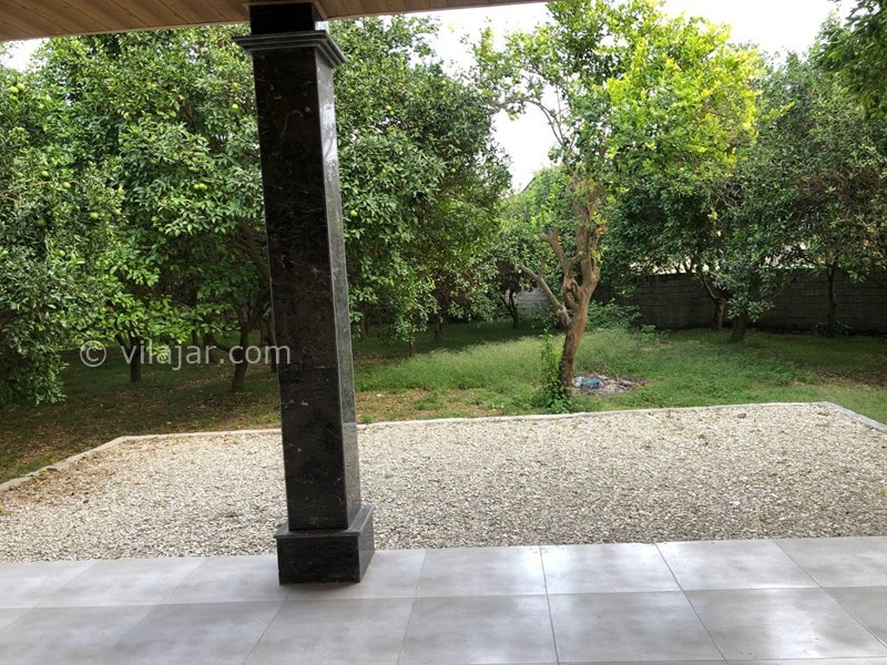 عکس شماره 853772 - اجاره ویلا جنگلی در رامسر - نمای تراس پایین رو به باغ